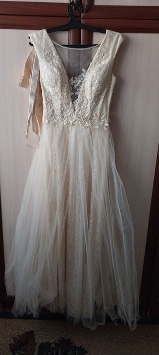 Продам платье бежевого цвета