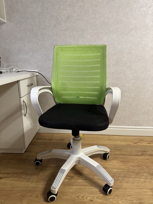 Прдается б/у коксло для дома