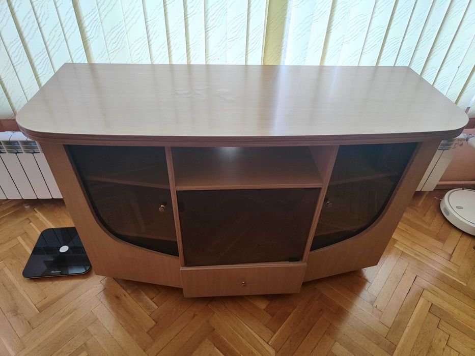 Продавам шкаф със стъклени витрини подходящ за хол, TV и др.