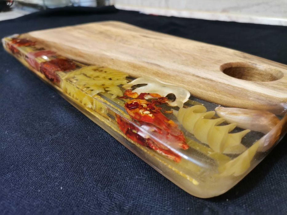 Дъска за сервиране и рязане, епоксидна смола и дърво