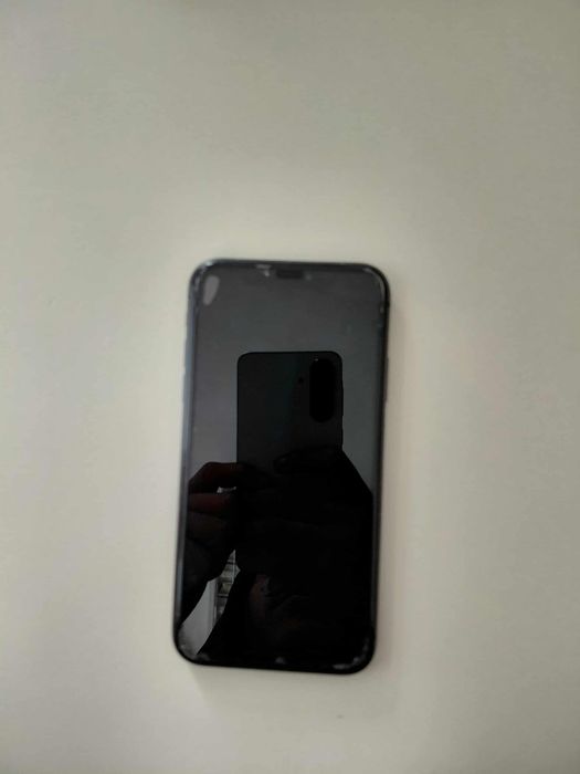 Продавам iPhone 11