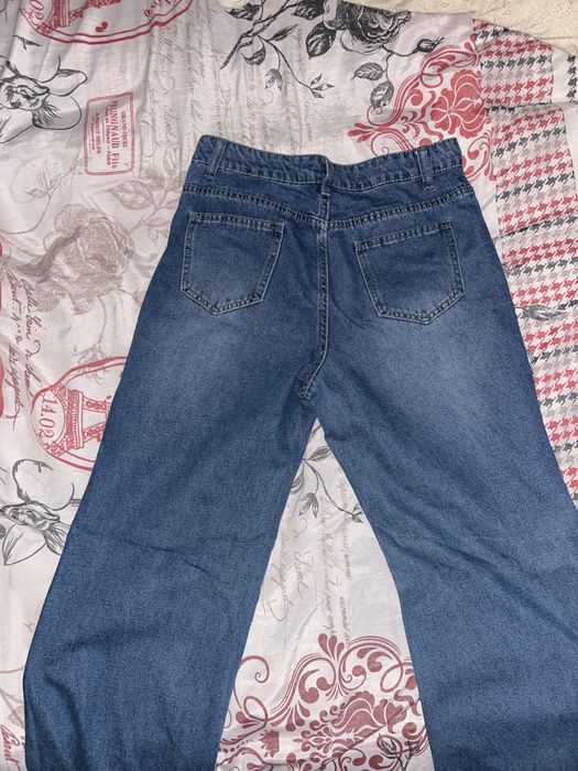 Blugi rupti albastrii