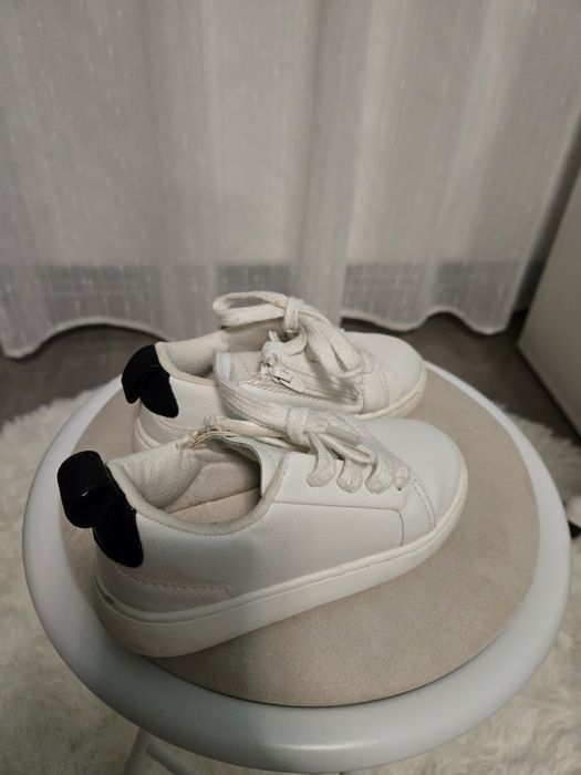 Vand incaltaminte purtata putin, 70 lei perechea