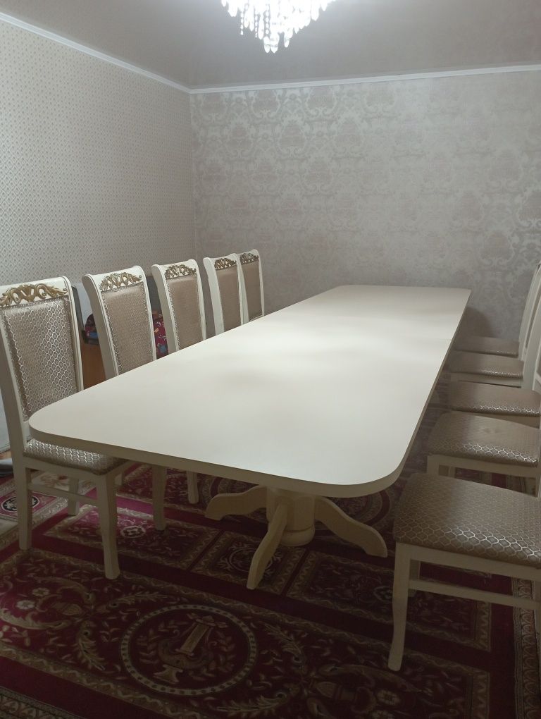 Стол и стулья для гостиной
