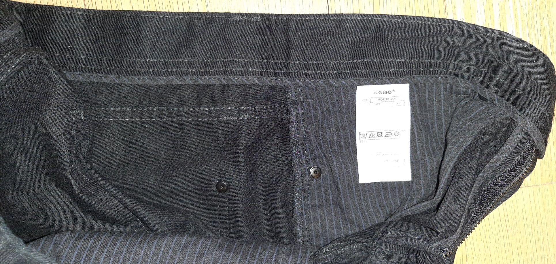 Продавам мъжки черен панталон тип дънки