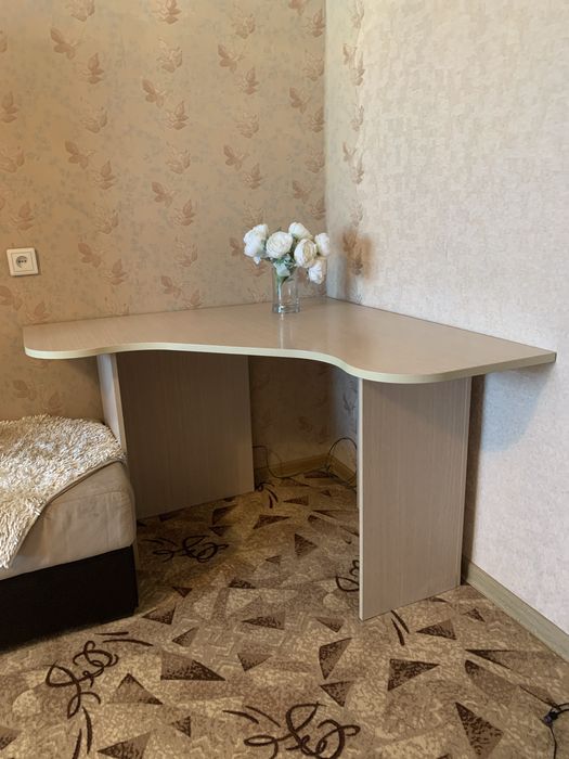 Стол угловой светлый