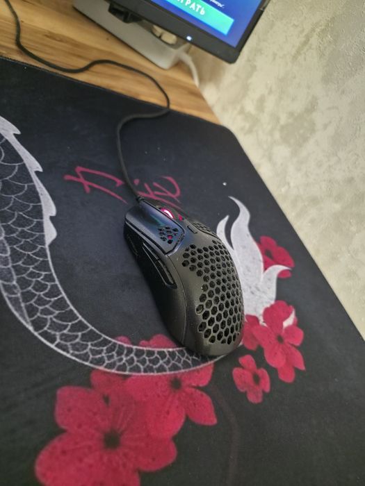 Компьютер в полной сборке с монитором, клавой, ковриком и мышкой