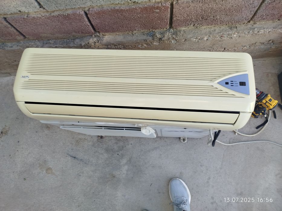 Два штуки кондеционеров