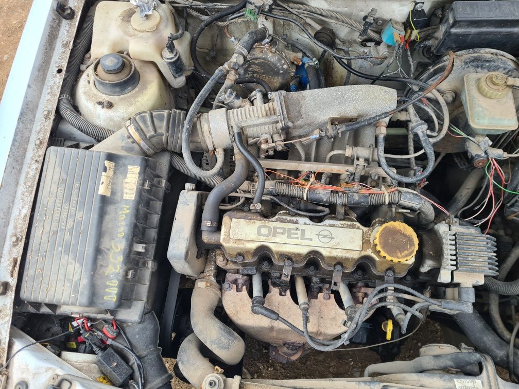 Опел Астра 1.6 Opel Astra F C16SE на части.