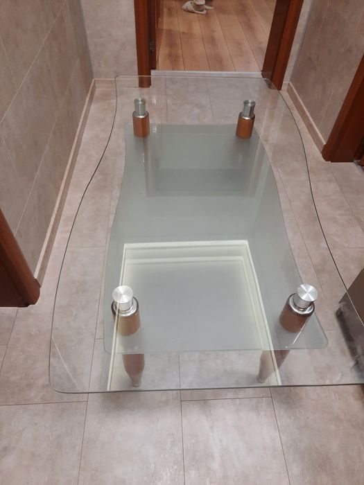 Холна маса, добро състояние ,стъкло дървени крака