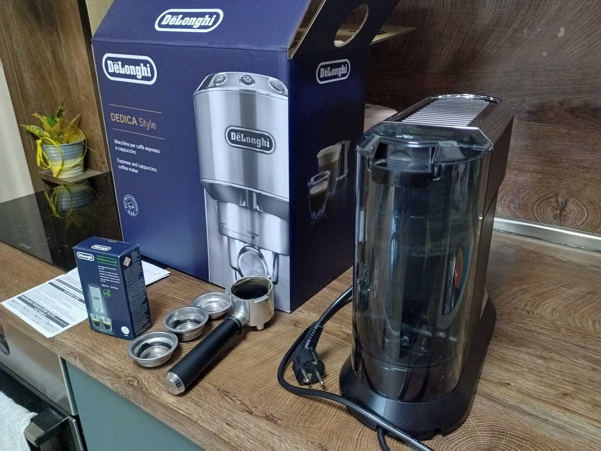 Еспресо машина De’Longhi Dedica EC 685.BK, 15 bar, 1300 W