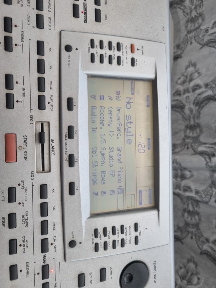 Orga Korg pa 80 .