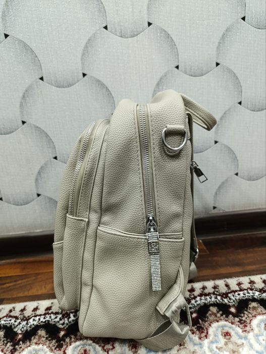 Qizlar uchun sumka sotiladi