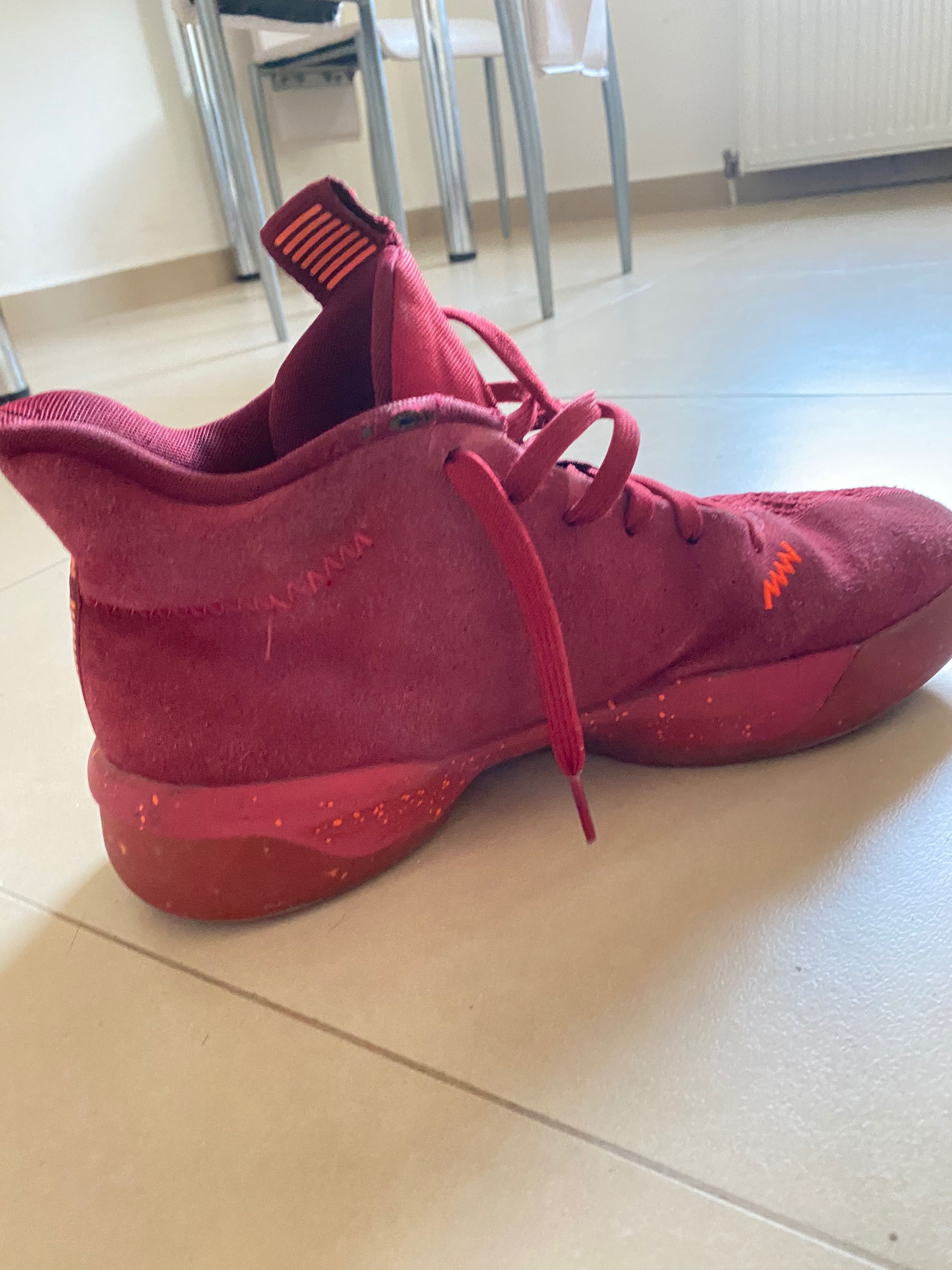 URGENT adidas culoare rosu,talpa foam,baschet,300 lei URGENT