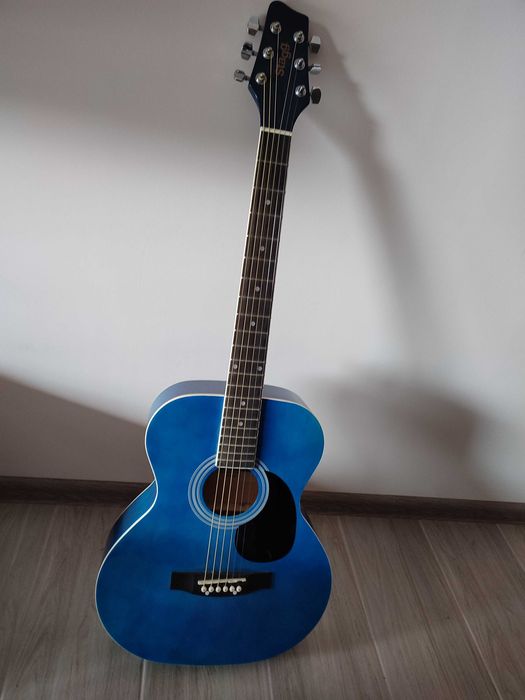 Синя акустична китара