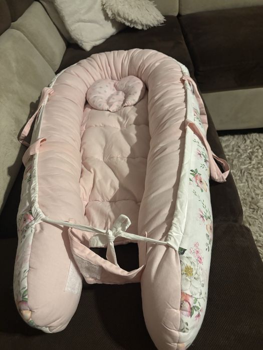 Baby nest bumbac roz alb cu flori pernuta