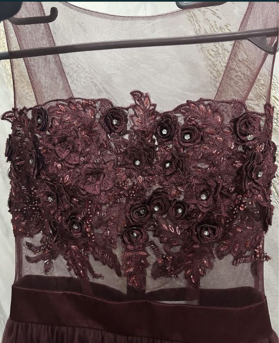 Rochie din tiul burgundi / visina putreda