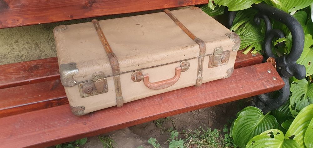 Cufar, geamantan, valiza, troler vechi, antic, recuzita