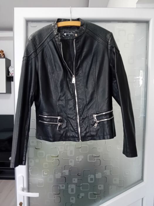 Vând geaca noua dama