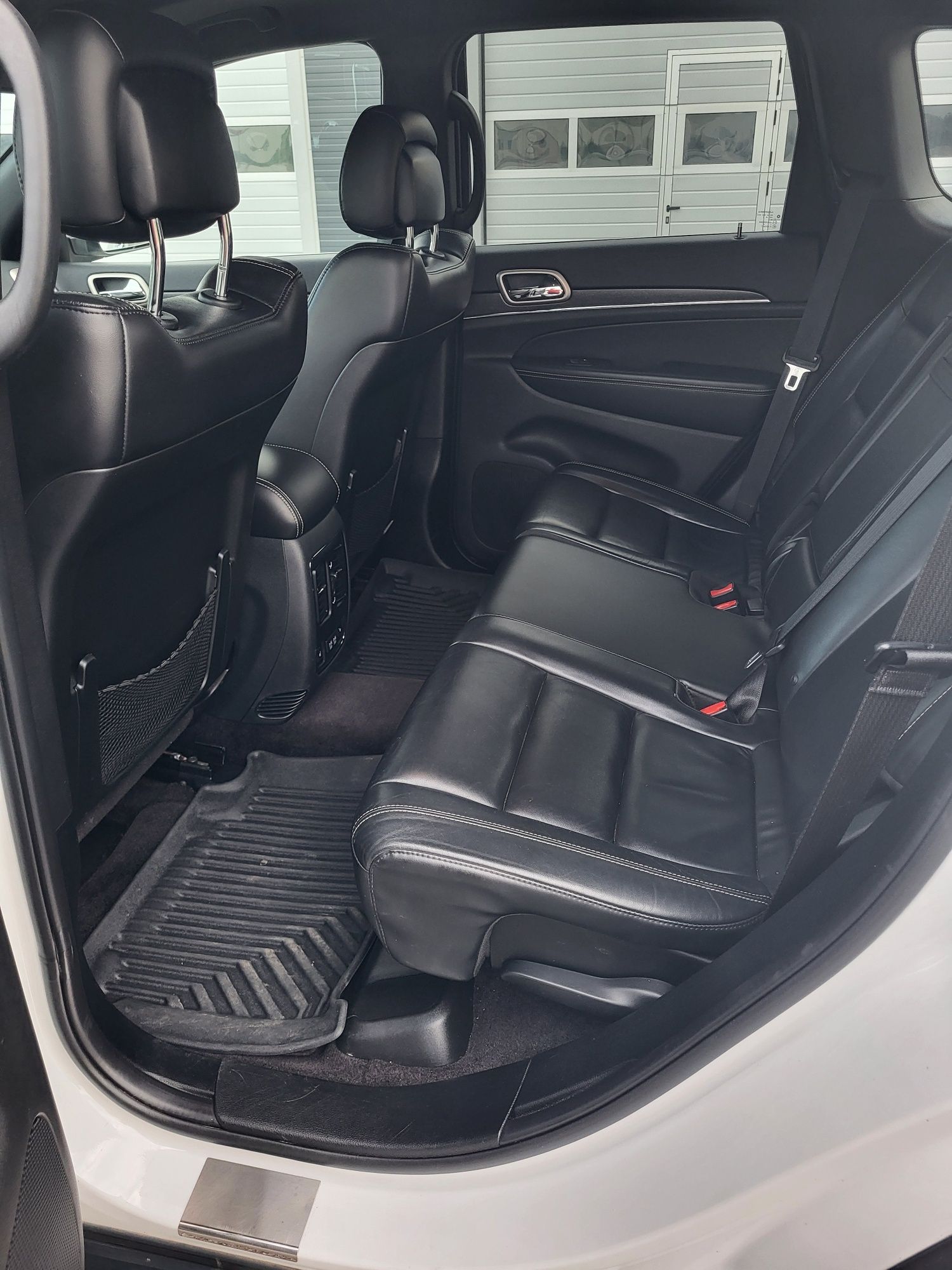 Vând jeep grand cherokee, an 2017 noiembrie,sau variante cu autoturism