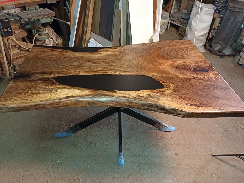 Трапезни и холни маси от масив и епоксидна смола