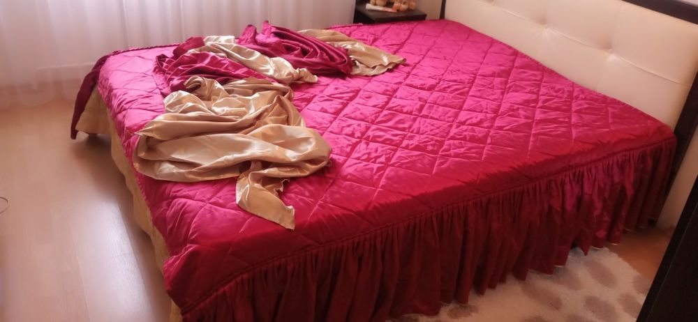 Покрывало атласное на подкладе.