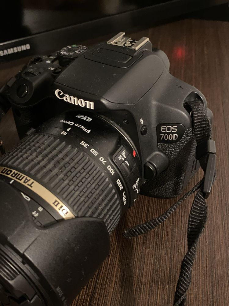 Canon 700D cu 2 obiective  si blit