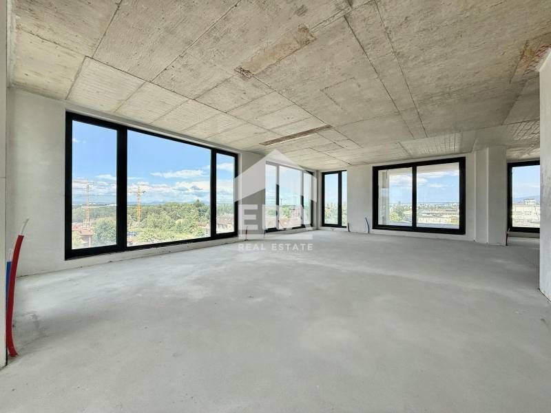 Слънчев апартамент с 4 спални в непосредствена близост до Ловен парк,