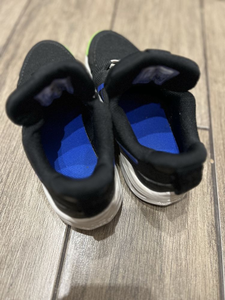 Маратонки adidas и Nike