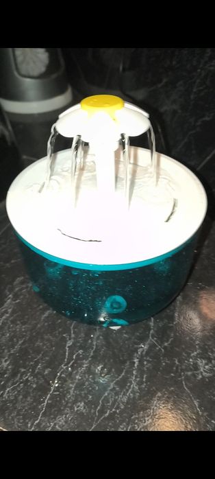 Красива забавна поилка за домашни любимци