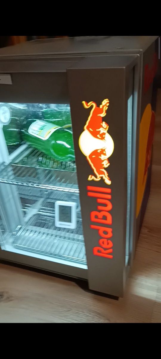 Vând minifrigider Redbull