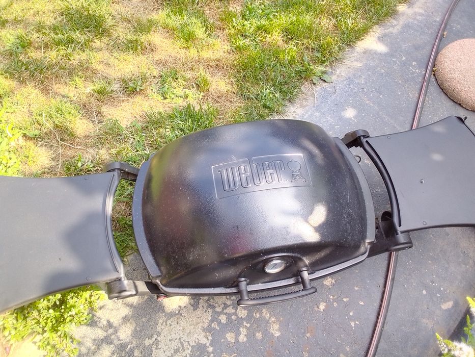 vând grătar pe gaz weber
