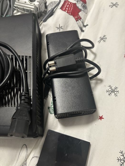 Xbox 360 + 2 controlere + playforma skylanders + ssd 500 gb