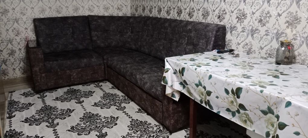Продается диван для гостиной