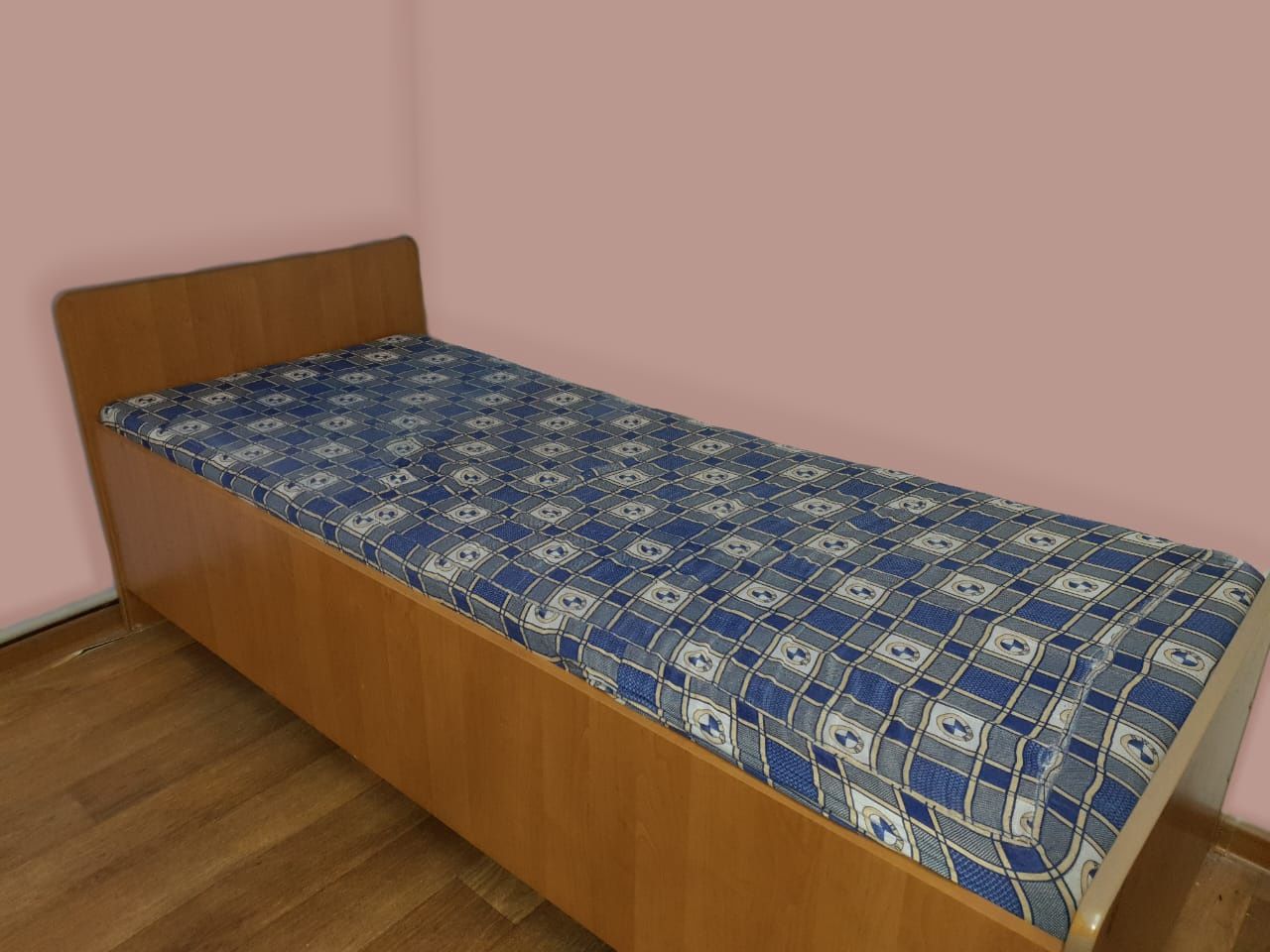 Продам кровать с матрасом 80х 182