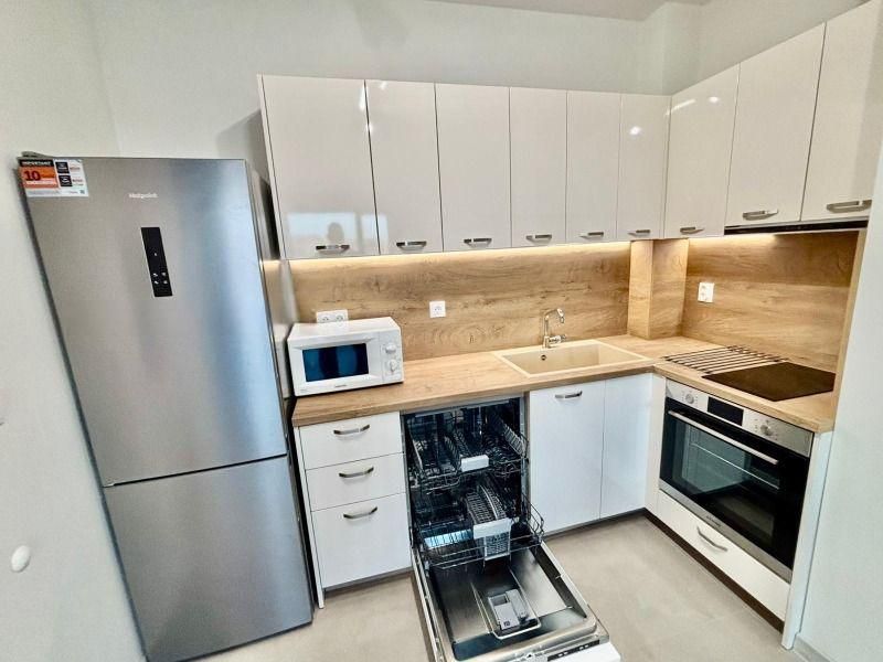 За първи наематели! Двустаен апартамент под наем в жк. Тракия