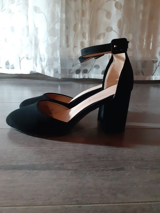 Vând sandale negre închise în față