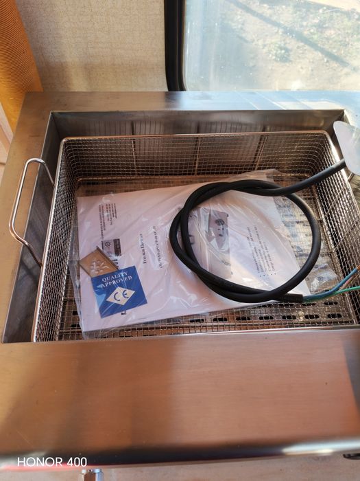 Vând frteusa noua pe curent 18 litri