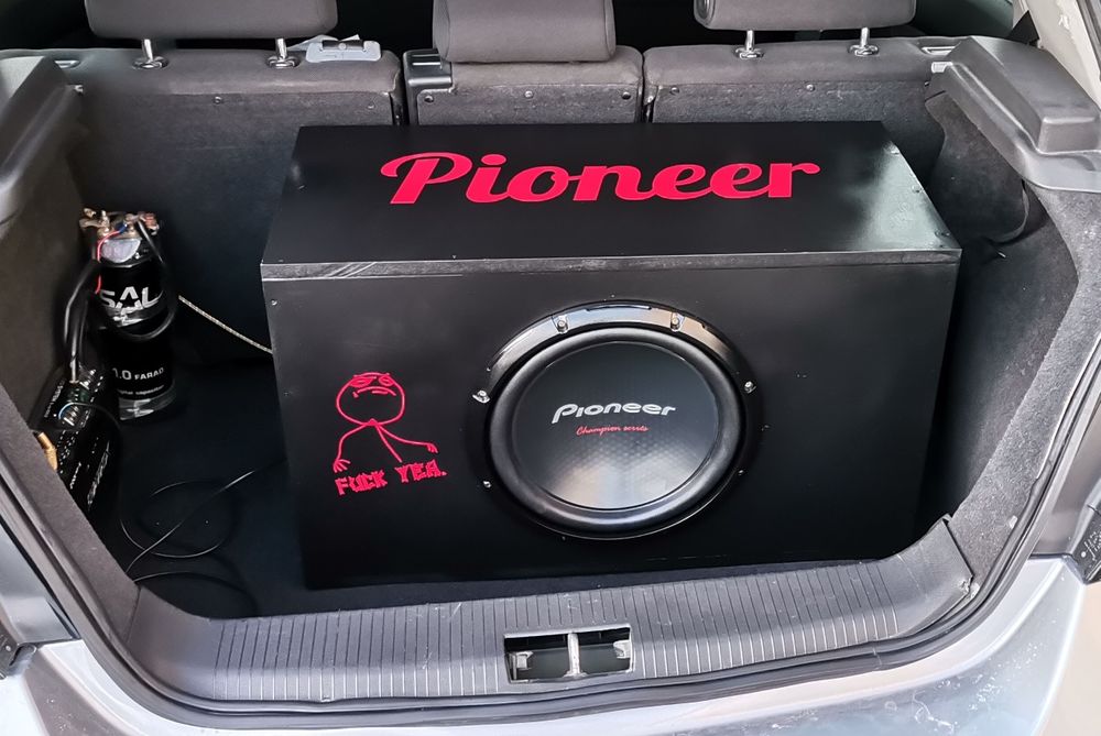 Montaj instalare subwoofer auto, statii, boxe usi
