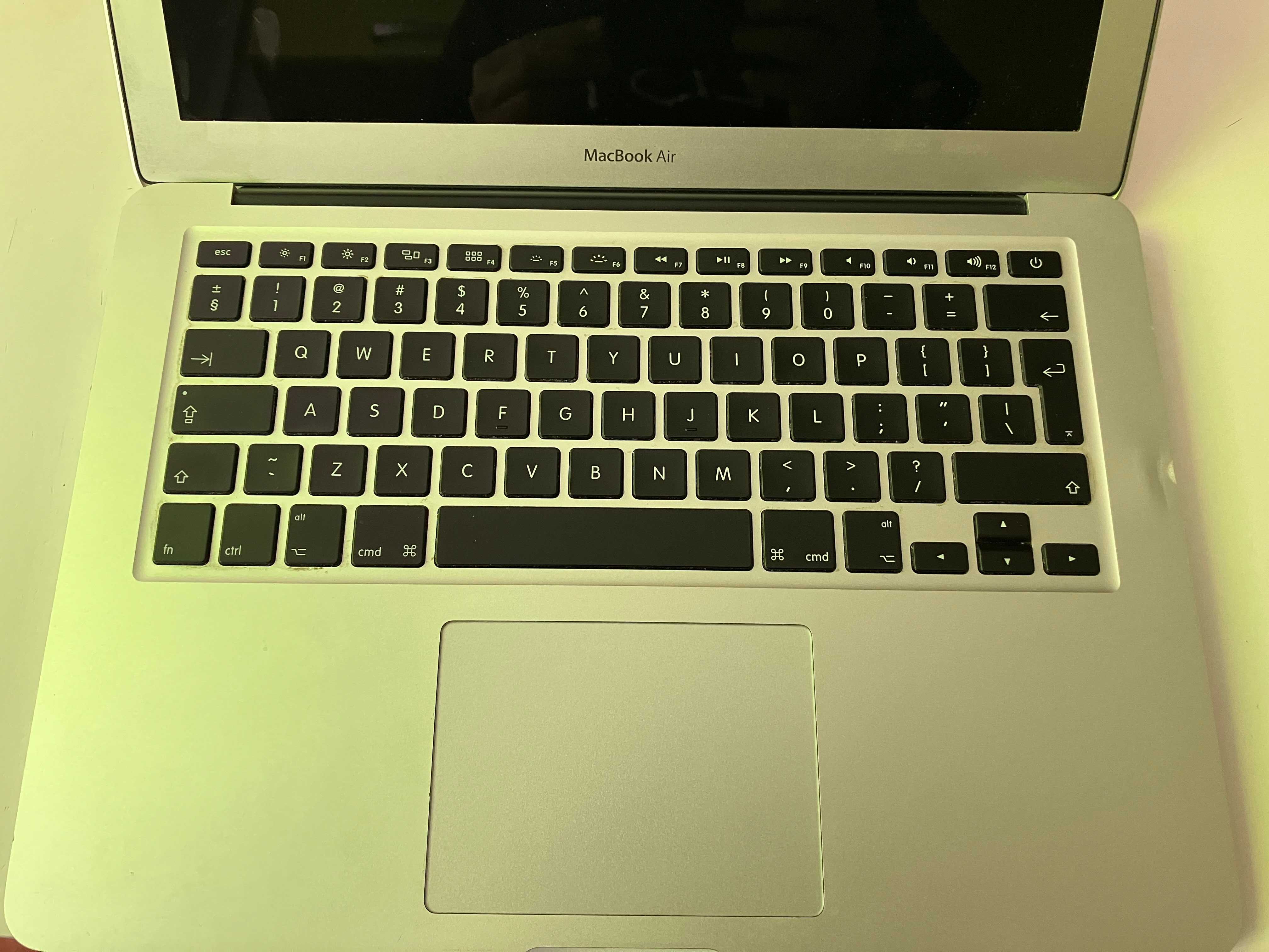 Vând MacBook Air 2017, 13.3 inch, HDD 512, bateria 2-3h, cumparat emag