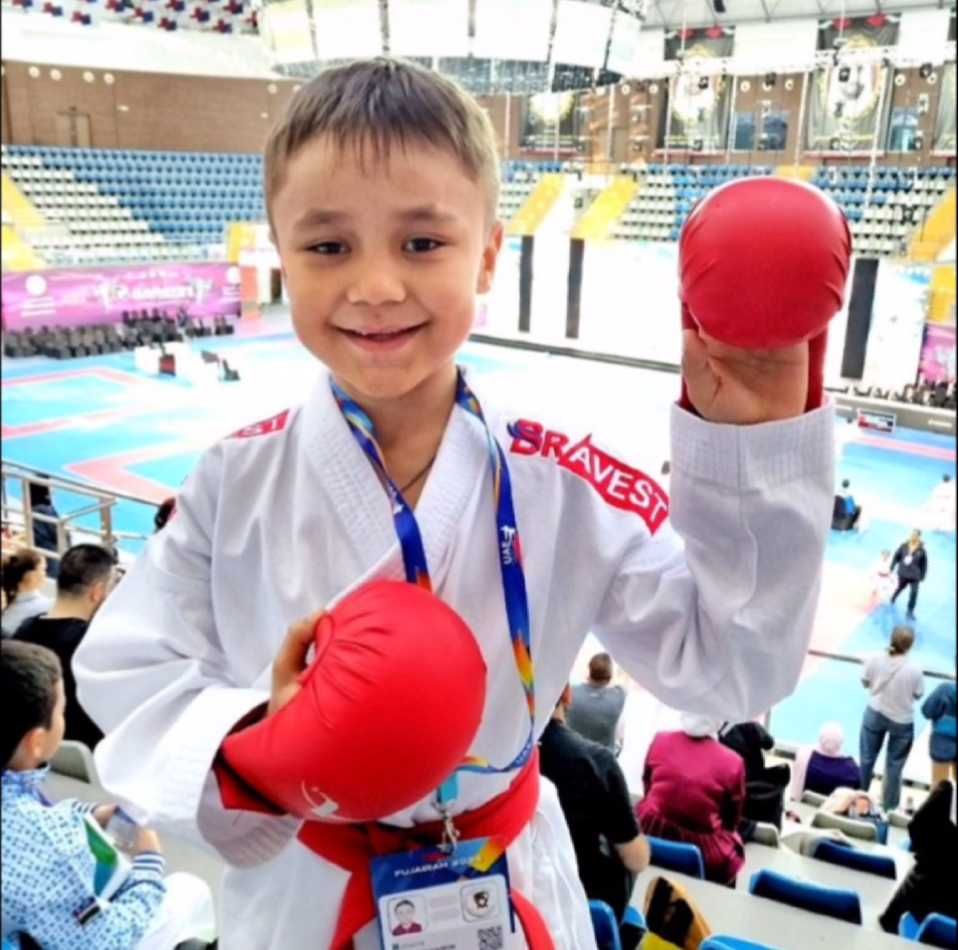 Кимоно для каратэ WKF и Shotokan с нашивками на плечах