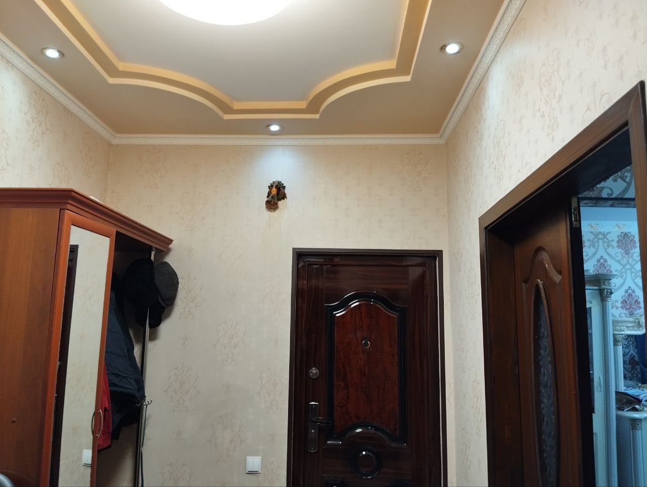 4 xonali uy sergeli qo'yliq 6 massiv 10 metro bekat