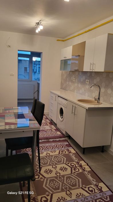 Închiriez apartament