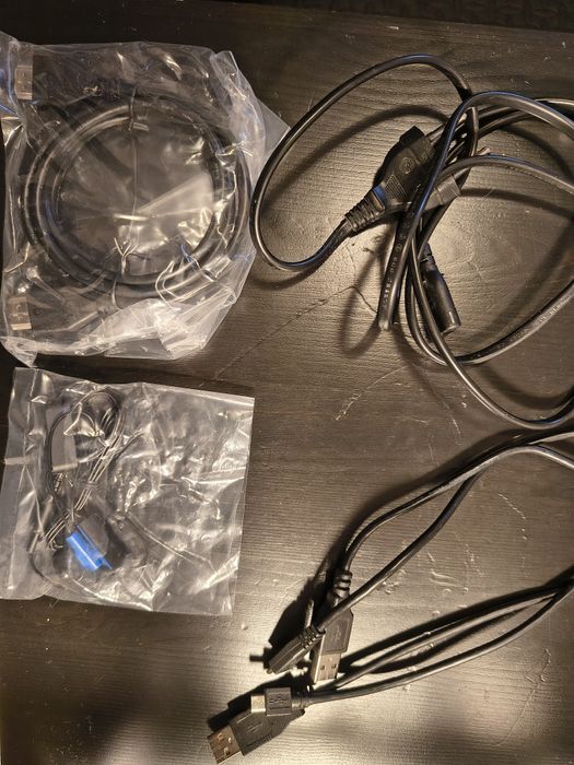 PS4 PRO 4K 1Tb + 2 controllers