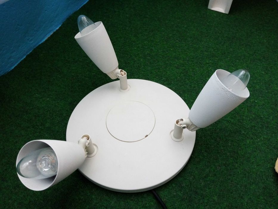 Vand aplica alba de tavan 6-9 W cu trei becuri+rola de cablu de 5m