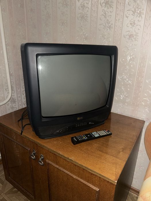 Телевизор с пультом