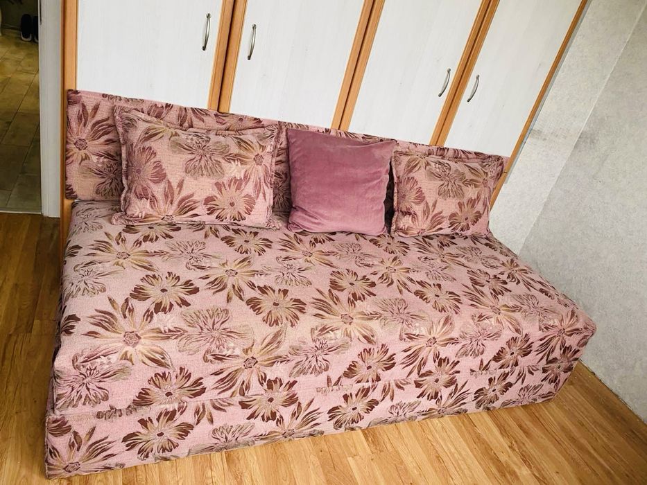 Обзавеждане за стая: диван, ратанови столове с маса и килим.