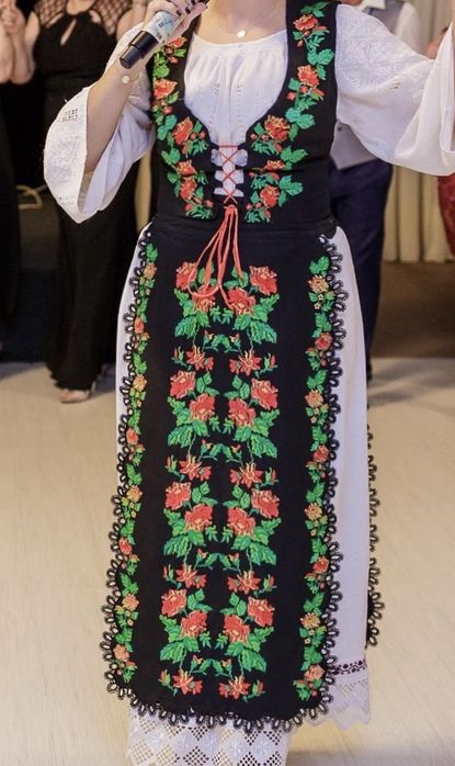 Costum popular stilizat cu motiv floral