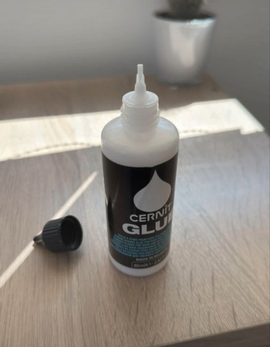 Adeziv/lut polimeric lichid