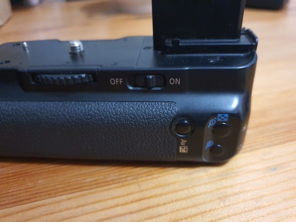Canon 500D cu obiectiv 70-300mm grip si card SD